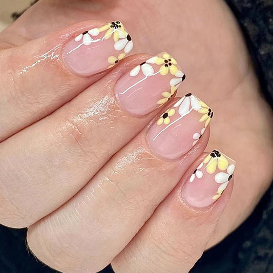 Sunny Daisy Delight Medium Square Beige Floral Detail Press On Nail Set