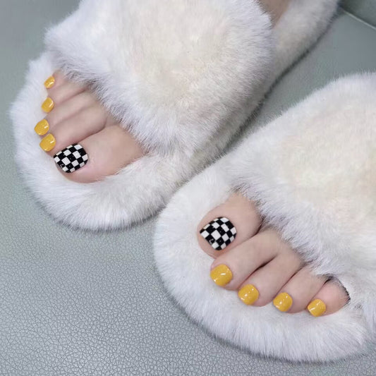 Keep On Course Checkered Yellow Press On Toenails