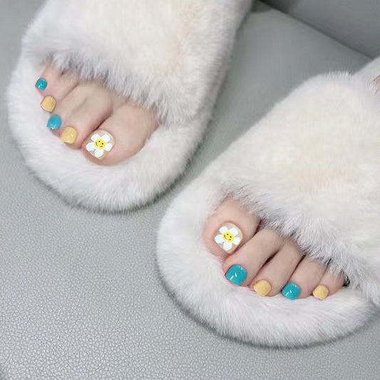 Summer Breeze Short Round Press On Toenails Set with Cheerful Daisy Accents and Pastel Palette