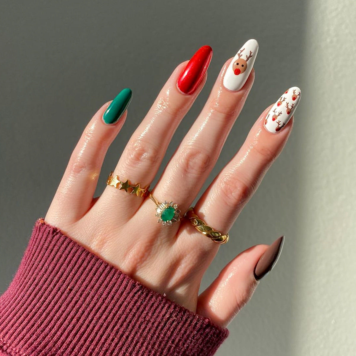 Festive Holiday Medium Oval Multi-Color Press On Nails with Seasonal Art Design